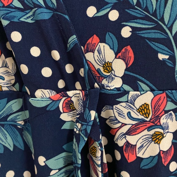 floral v neck tea dress with tie waist - Picture 3 of 8